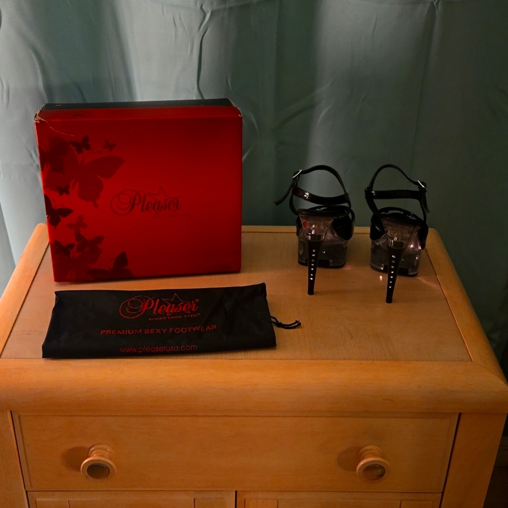 PLEASER CAPTIVA 609 High Heels.